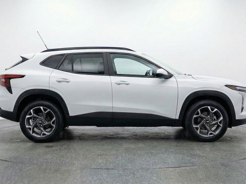 Used 2025 Chevrolet Trax LT image 11