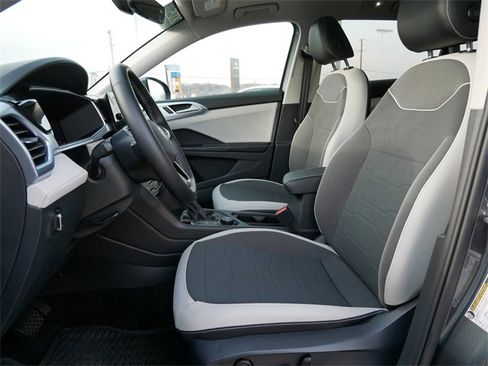 Certified 2025 Volkswagen Taos SE image 15