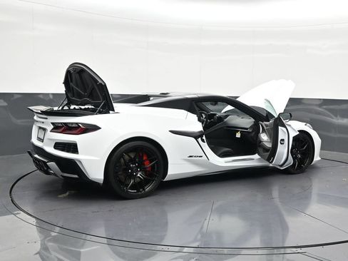 Used 2025 Chevrolet Corvette Z06 RWD image 31