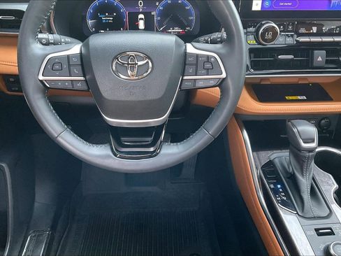 Used 2023 Toyota Highlander Platinum image 8
