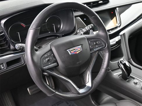 Certified 2023 Cadillac XT6 Sport w/ LPO, ONYX Package image 10