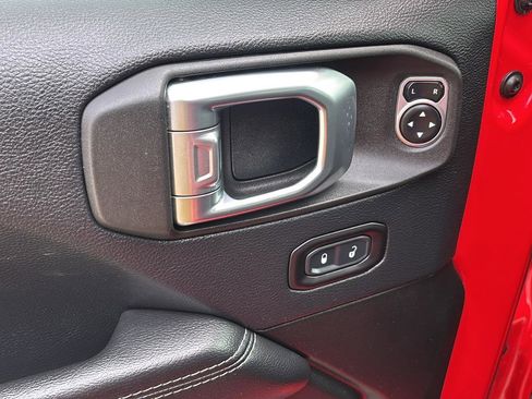 Used 2018 Jeep Wrangler Unlimited Sahara image 24