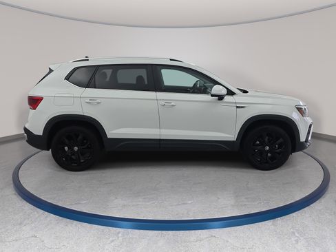 Used 2023 Volkswagen Taos SE FWD image 4