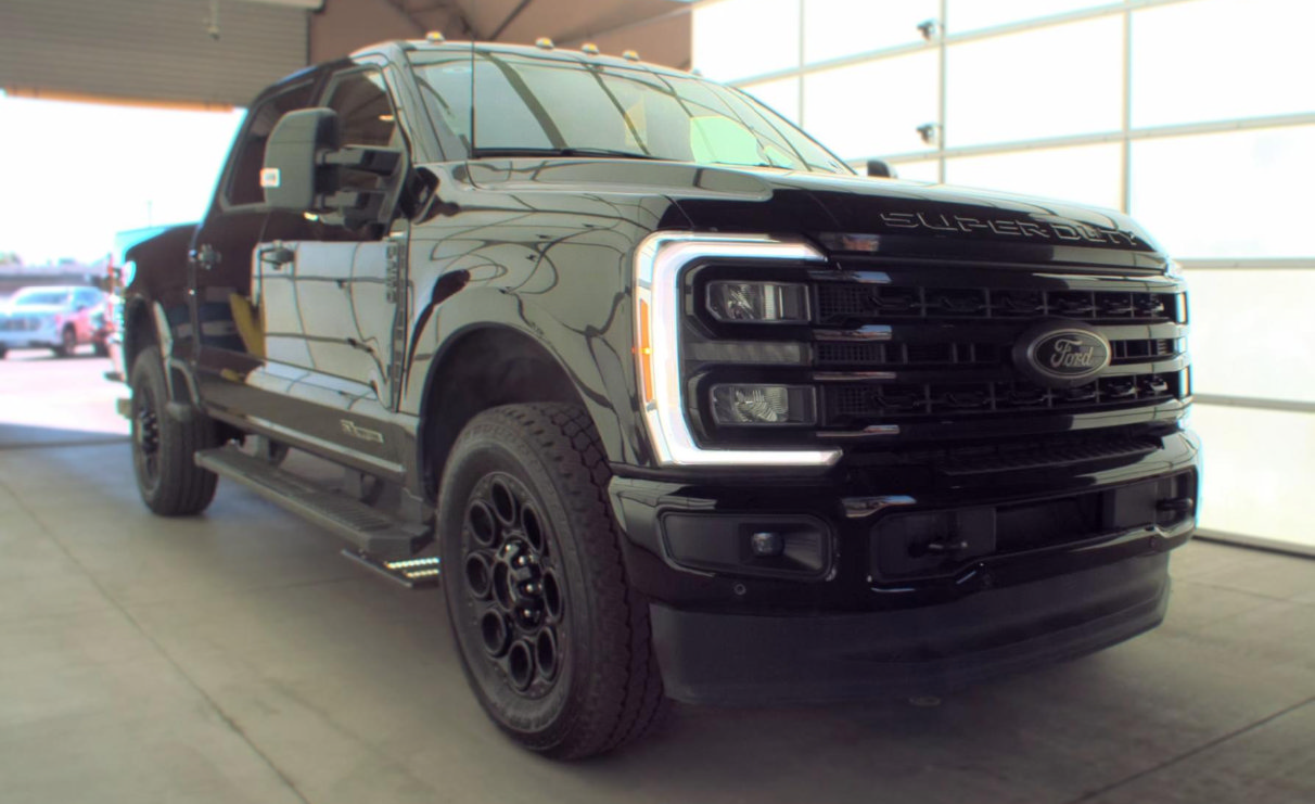 Used 2023 Ford F250 Lariat w/ Lariat Ultimate Package AWD/4WD image 2