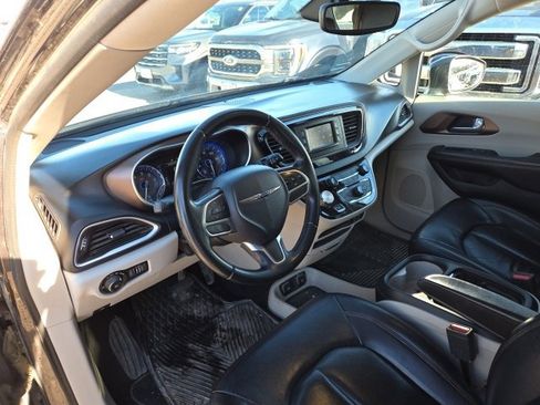Used 2017 Chrysler Pacifica Touring-L image 10