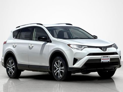 Used 2018 Toyota RAV4 LE FWD image 7