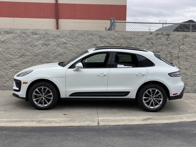 Certified 2024 Porsche Macan AWD/4WD image 2