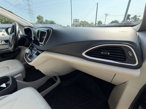 Used 2019 Chrysler Pacifica Touring-L FWD image 14