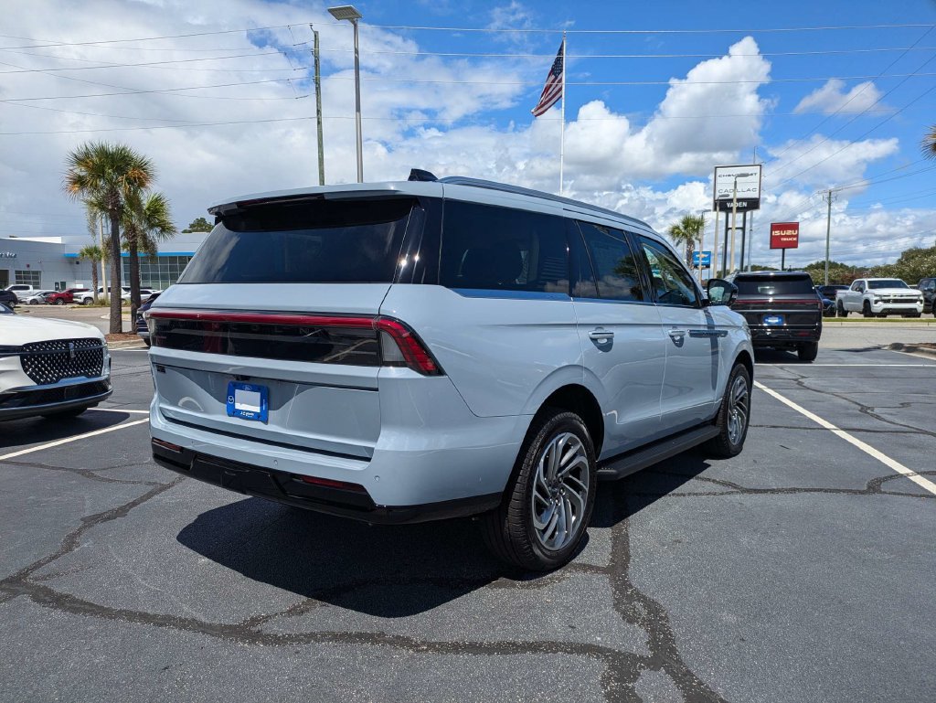 New 2027 Lincoln Navigator Premiere RWD image 4