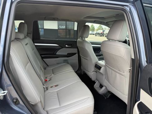 Used 2019 Toyota Highlander XLE image 23