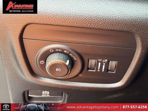 Used 2023 Jeep Grand Cherokee Limited w/ Black Appearance Package AWD/4WD image 23