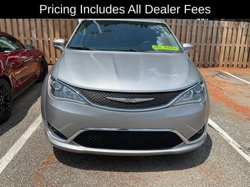 Used 2017 Chrysler Pacifica Touring-L FWD image 2