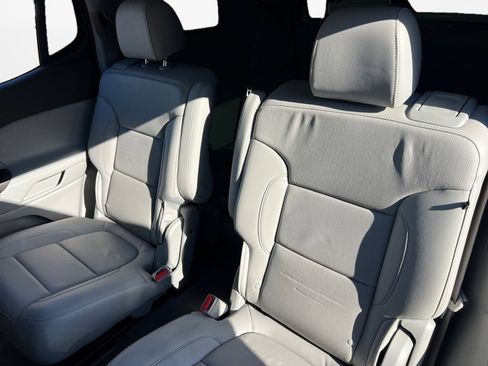 Used 2023 GMC Acadia SLT image 12