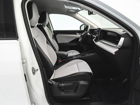 Used 2025 Volkswagen Tiguan SE AWD/4WD image 35