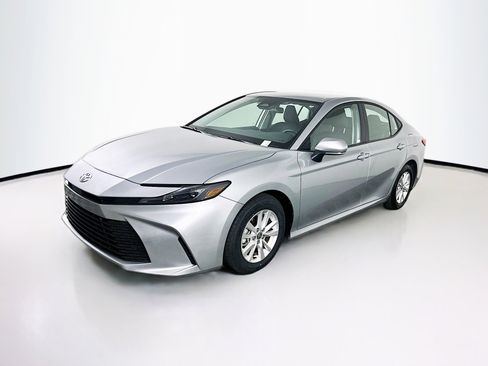 Used 2025 Toyota Camry LE image 3
