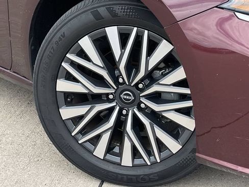 Used 2024 Nissan Altima 2.5 SV FWD image 9