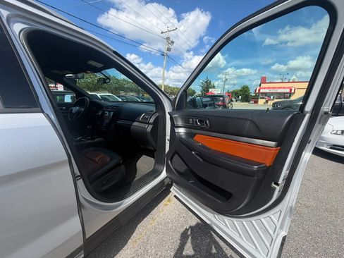 Used 2019 Ford Explorer XLT w/ Equipment Group 202A AWD/4WD image 24