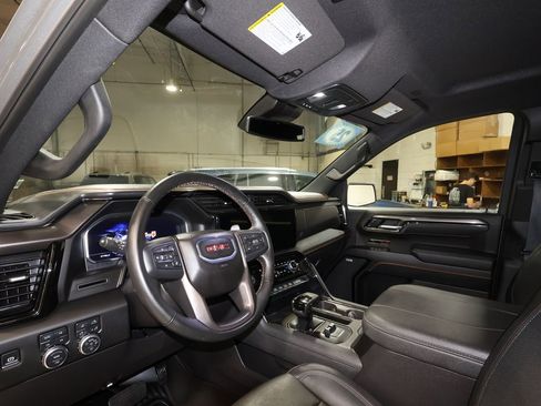 Used 2025 GMC Sierra 1500 AT4 w/ AT4 Premium Package AWD/4WD image 9