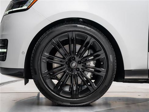 Used 2025 Land Rover Range Rover SE image 11