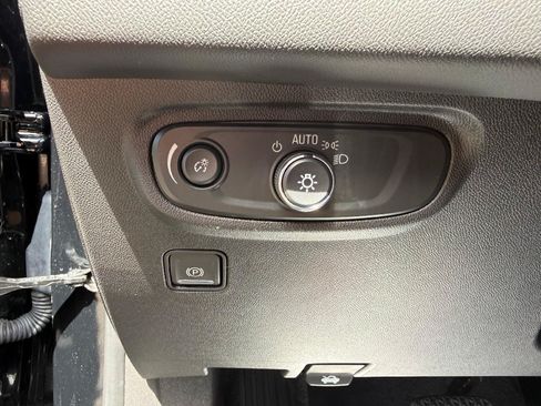 Used 2024 GMC Terrain SLE w/ Driver Convenience Package FWD image 16