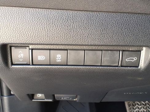 Used 2021 Toyota Venza LE image 13