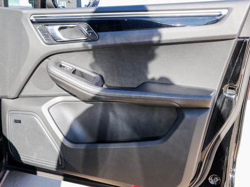 Certified 2018 Porsche Macan Sport Edition image 26