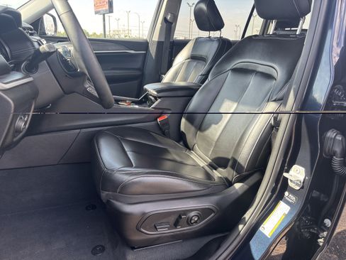 Used 2023 Jeep Grand Cherokee L Limited RWD image 9