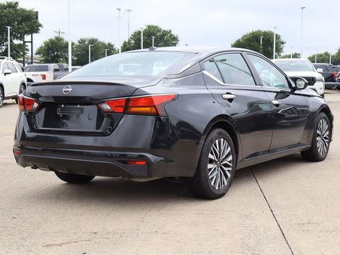Used 2025 Nissan Altima 2.5 SV FWD image 3