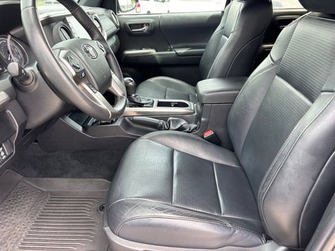 Used 2022 Toyota Tacoma Limited AWD/4WD image 14