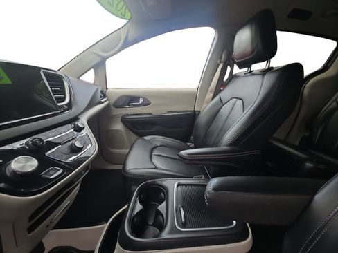 Used 2024 Chrysler Pacifica Touring-L FWD image 11
