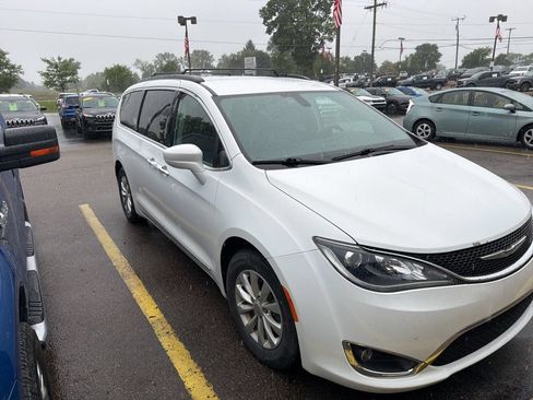 Used 2017 Chrysler Pacifica Touring-L FWD image 4