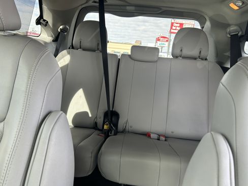 Used 2018 Toyota Sienna Limited w/ Carpet Mat Package image 18