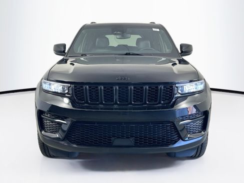 Used 2023 Jeep Grand Cherokee Altitude AWD/4WD image 2
