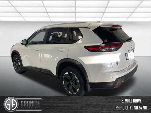 Used 2024 Nissan Rogue SV w/ SV Premium Package image 3