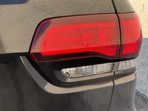 Used 2020 Jeep Grand Cherokee Altitude image 12