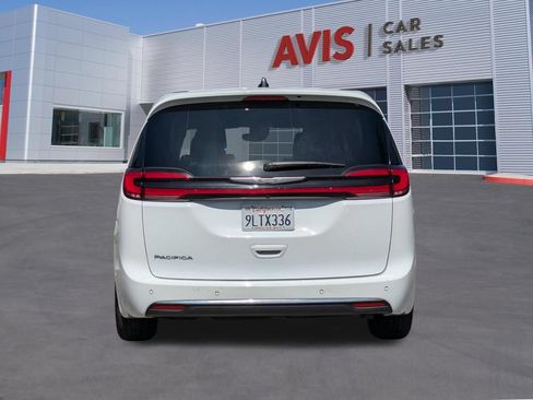Used 2024 Chrysler Pacifica Touring-L FWD image 7