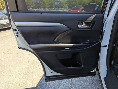 Used 2018 Toyota Highlander XLE AWD/4WD image 38