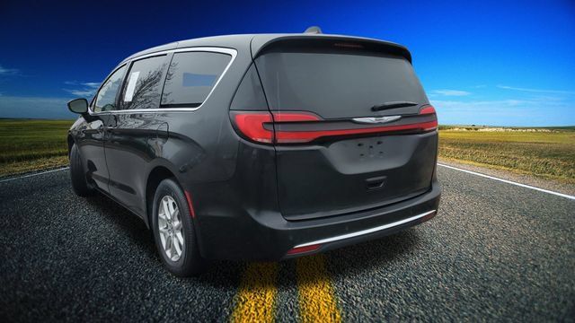 Used 2024 Chrysler Pacifica Touring-L FWD image 30