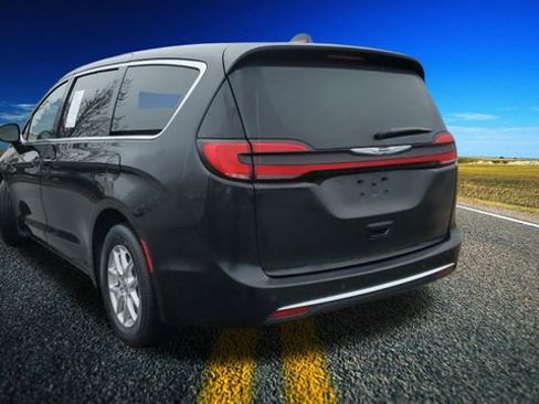 Certified 2024 Chrysler Pacifica Touring-L image 30