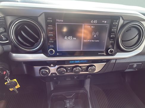 Used 2021 Toyota Tacoma SR5 AWD/4WD image 19