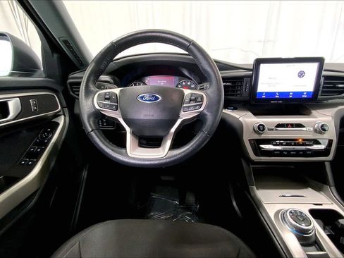 Used 2023 Ford Explorer XLT RWD image 4