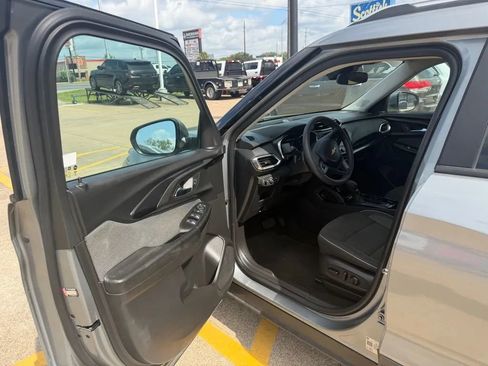 Used 2023 Chevrolet TrailBlazer LT FWD image 19