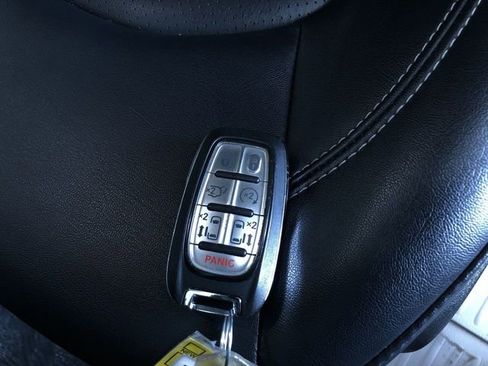 Used 2024 Chrysler Pacifica Touring-L FWD image 31