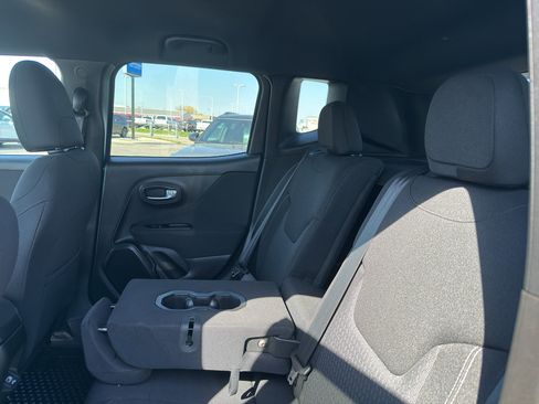 Used 2021 Jeep Renegade Latitude AWD/4WD image 33