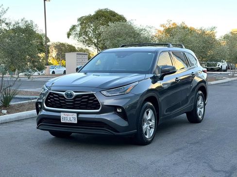 Used 2021 Toyota Highlander LE FWD image 7