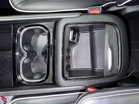 Used 2025 Chrysler Pacifica Limited image 36