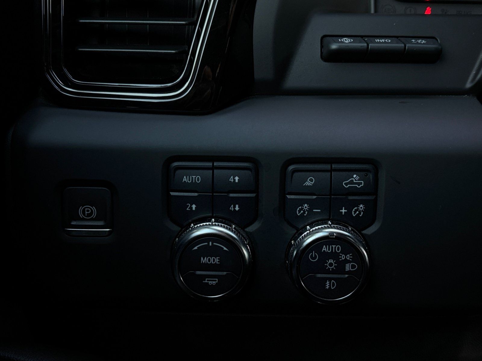 Used 2024 GMC Sierra 2500 AT4 w/ AT4 Premium Plus Package AWD/4WD image 29