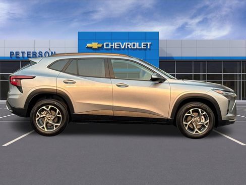 Certified 2025 Chevrolet Trax LT FWD image 3
