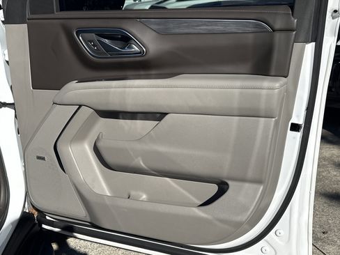 Used 2023 GMC Yukon SLT w/ SLT Premium Package image 16