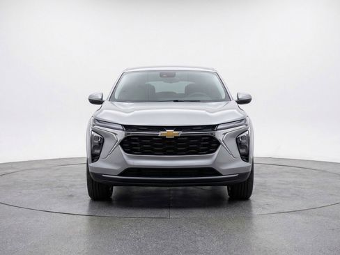 Used 2025 Chevrolet Blazer LT image 2